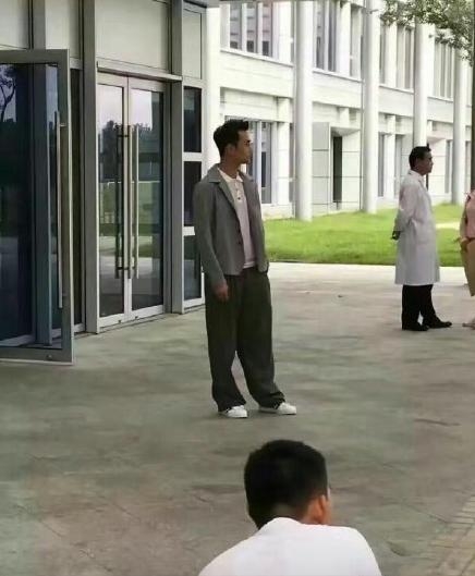 《欢乐颂2》最新剧照！赵医生终于帅回来了，可是安迪怎么土了？
