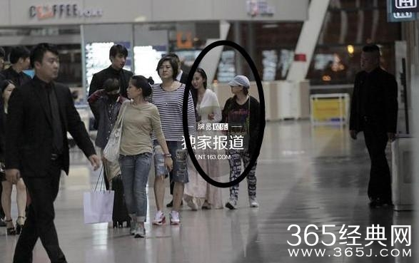 baby怀孕后现身，出门得让人扶着？