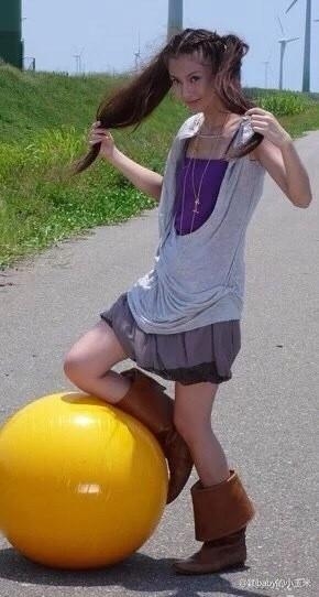 baby学生时期照片曝光，脸型未变，但是衣服還是太丑！