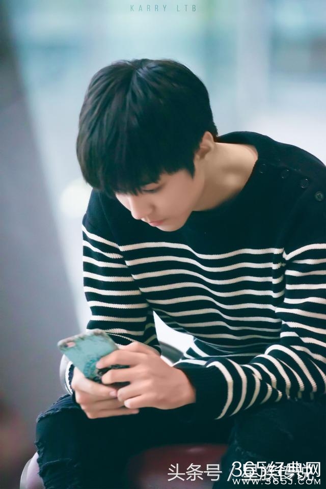 穿上帅气西装远赴美国宣传电影 王俊凯就这样成了群宠