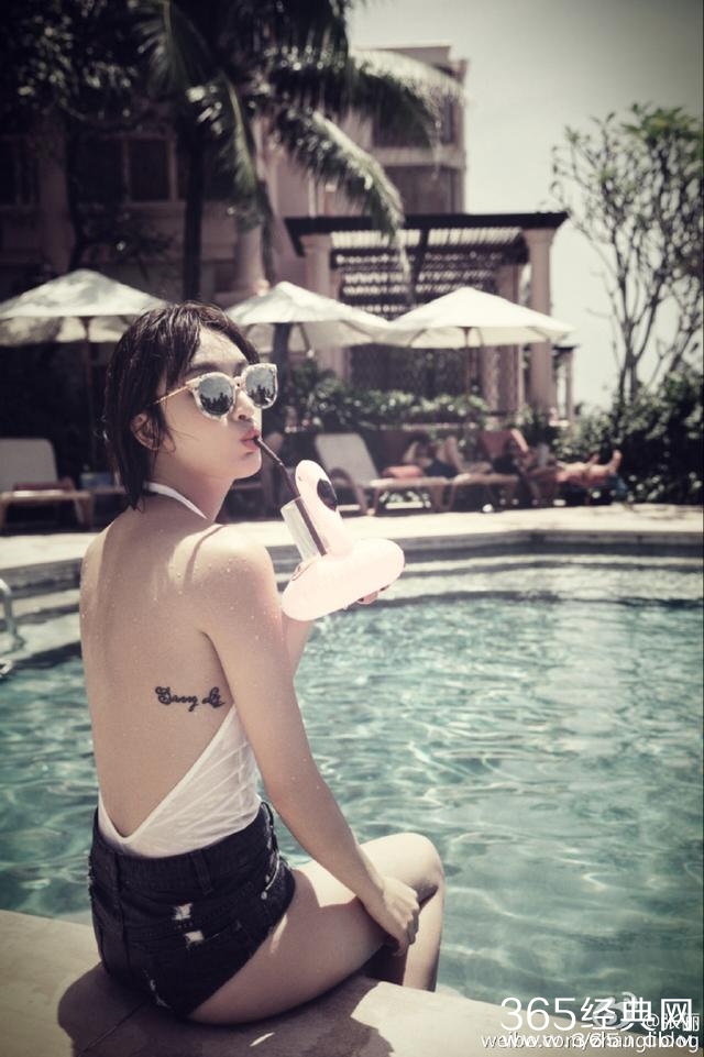 我都穿秋裤了，张俪还穿U型漏背装