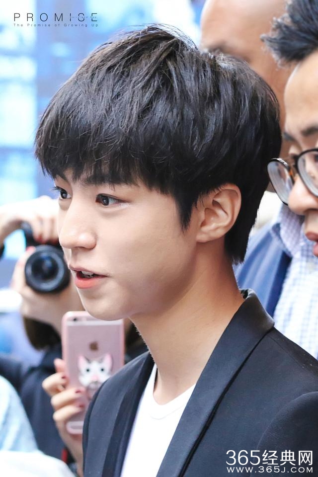 穿上帅气西装远赴美国宣传电影 王俊凯就这样成了群宠