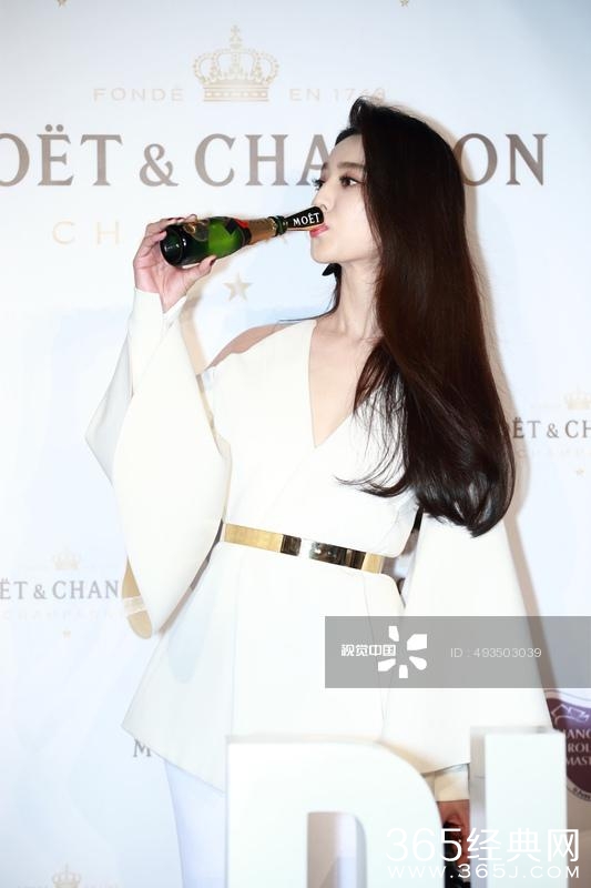 李晨媳妇真海量！范冰冰惊艳白装露深沟 举酒瓶豪饮