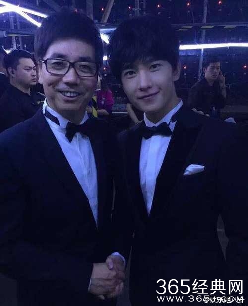 为帮女儿追星，亲自闯入娱乐圈——邢捕头范明为女儿集邮明星合影