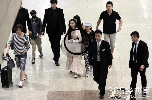 baby怀孕后现身，出门得让人扶着？