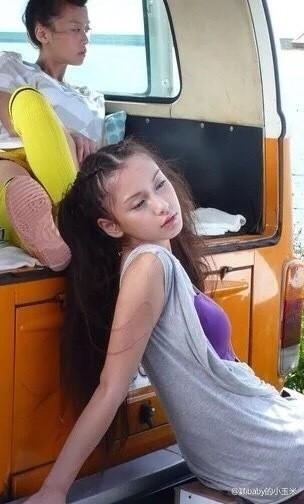 baby学生时期照片曝光，脸型未变，但是衣服還是太丑！