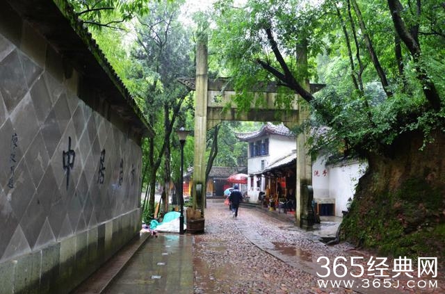 方岩游玩偶遇赵丽颖拍戏，这颜值没整容吗？