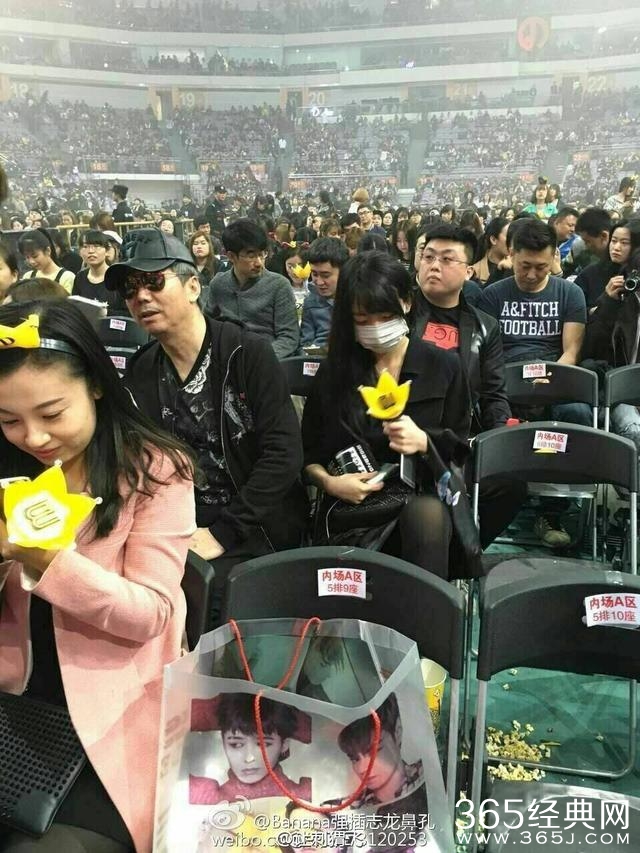 为帮女儿追星，亲自闯入娱乐圈——邢捕头范明为女儿集邮明星合影