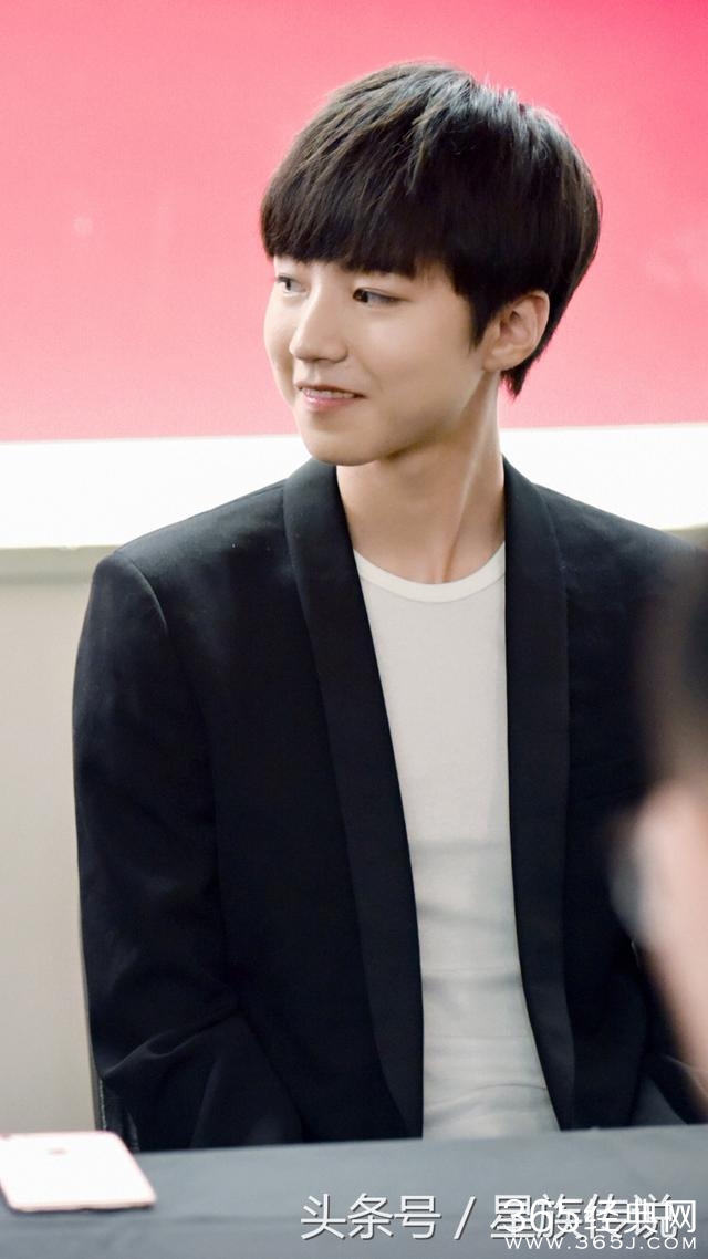 穿上帅气西装远赴美国宣传电影 王俊凯就这样成了群宠