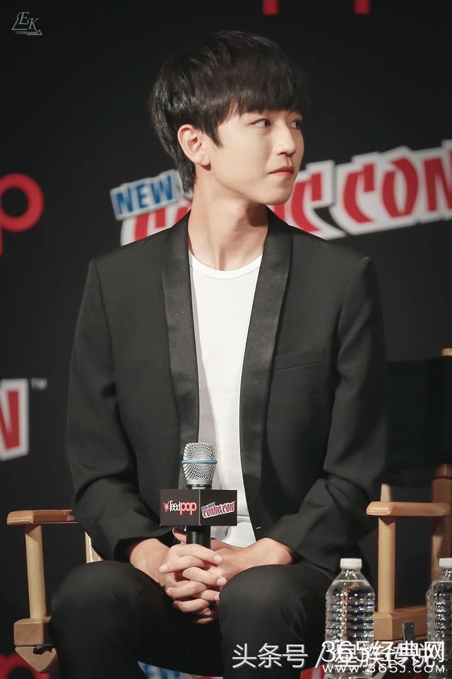 穿上帅气西装远赴美国宣传电影 王俊凯就这样成了群宠