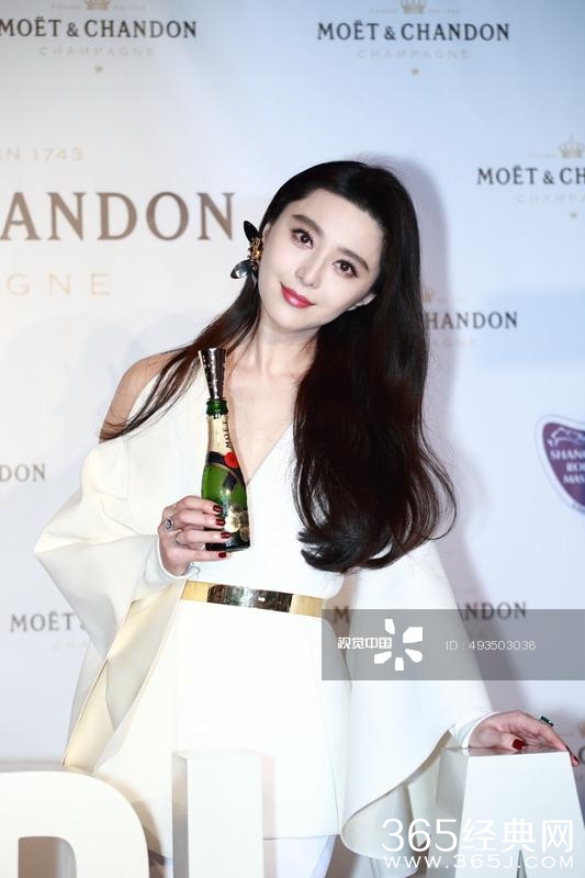 李晨媳妇真海量！范冰冰惊艳白装露深沟 举酒瓶豪饮