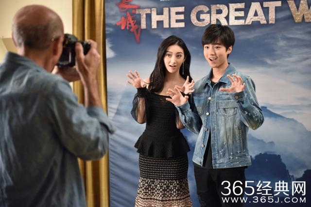 穿上帅气西装远赴美国宣传电影 王俊凯就这样成了群宠