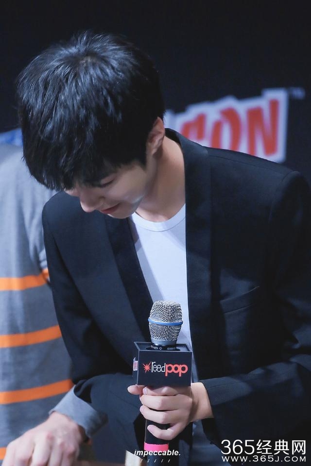 穿上帅气西装远赴美国宣传电影 王俊凯就这样成了群宠