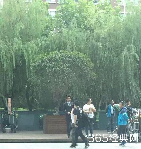 《欢乐颂2》最新剧照！赵医生终于帅回来了，可是安迪怎么土了？