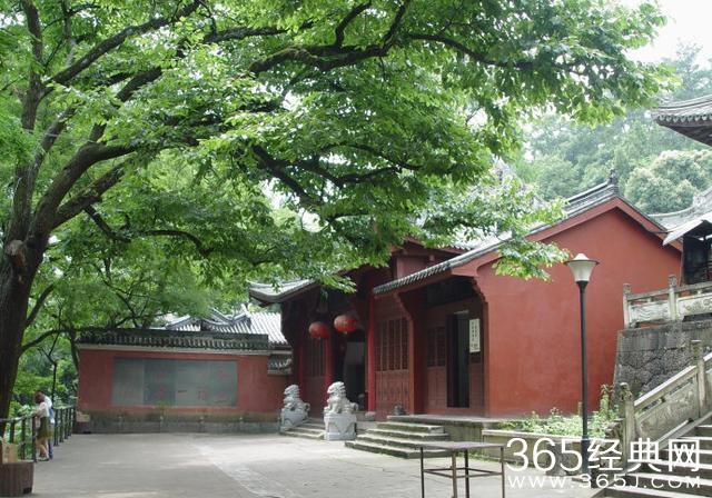 方岩游玩偶遇赵丽颖拍戏，这颜值没整容吗？