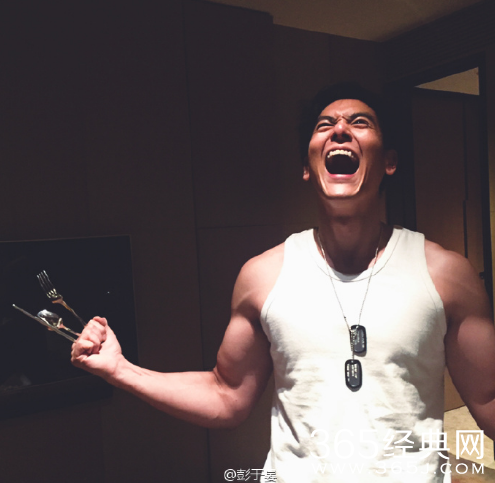彭于晏拿刀叉秀肌肉 网友：炸起来肯定好吃