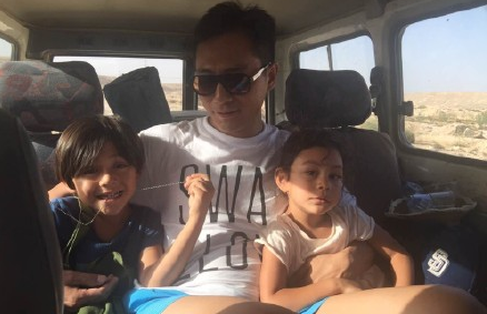 男子汉！刘烨一家沙漠野营为诺一庆生