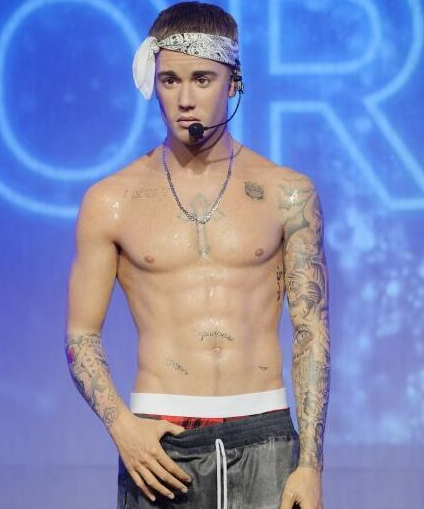 比伯半裸新蜡像出炉 粉丝们已经直接上手