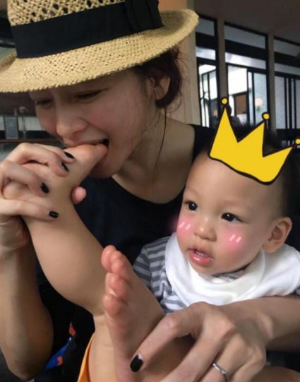 徐若瑄有子万事足 儿子的脚丫都香得能咬一口