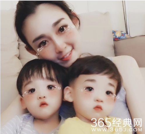 温馨！范玮琪与双胞胎儿子合影表情呆萌