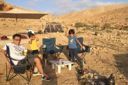 男子汉！刘烨一家沙漠野营为诺一庆生