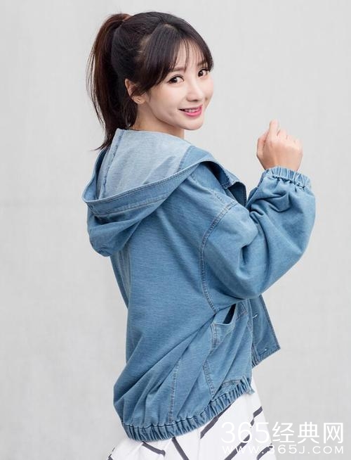 柳岩扎马尾清纯可人 温婉清丽玲珑婀娜