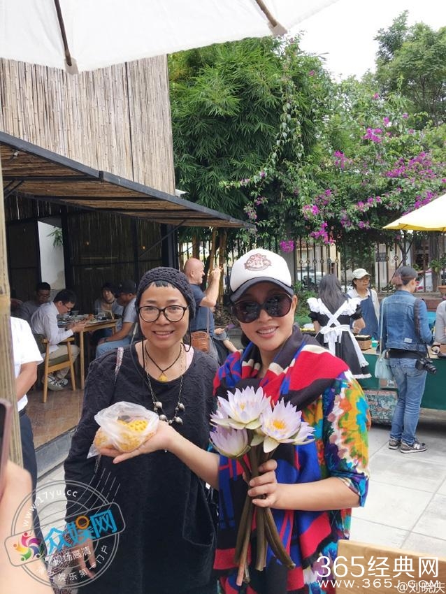 刘晓庆晒早起赶集照片笑容灿烂 与路人亲切合影