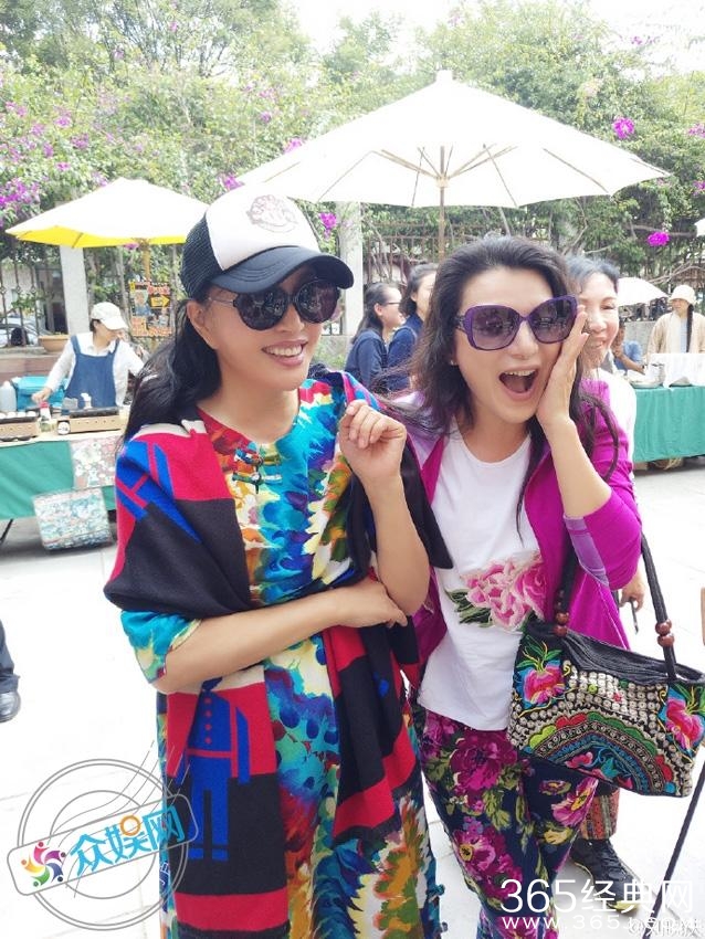 刘晓庆晒早起赶集照片笑容灿烂 与路人亲切合影