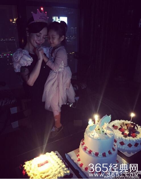 李小璐生日妈妈和女儿陪伴左右  网友：三代都是大美女