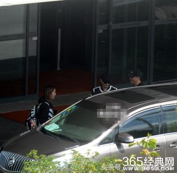 黄晓明满脸胡渣现身 整个人尽显疲惫 停工陪伴baby安胎