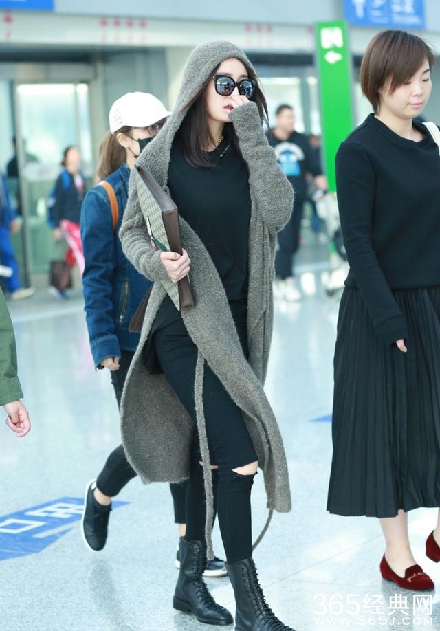 杨幂又出现在机场了，这次一身黑没露腿，没想到裤子却引发关注