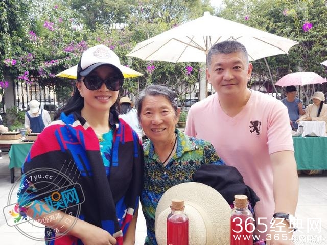 刘晓庆晒早起赶集照片笑容灿烂 与路人亲切合影