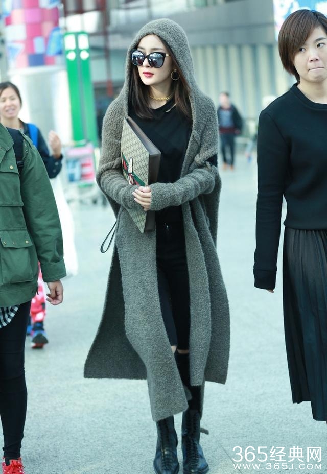 杨幂又出现在机场了，这次一身黑没露腿，没想到裤子却引发关注