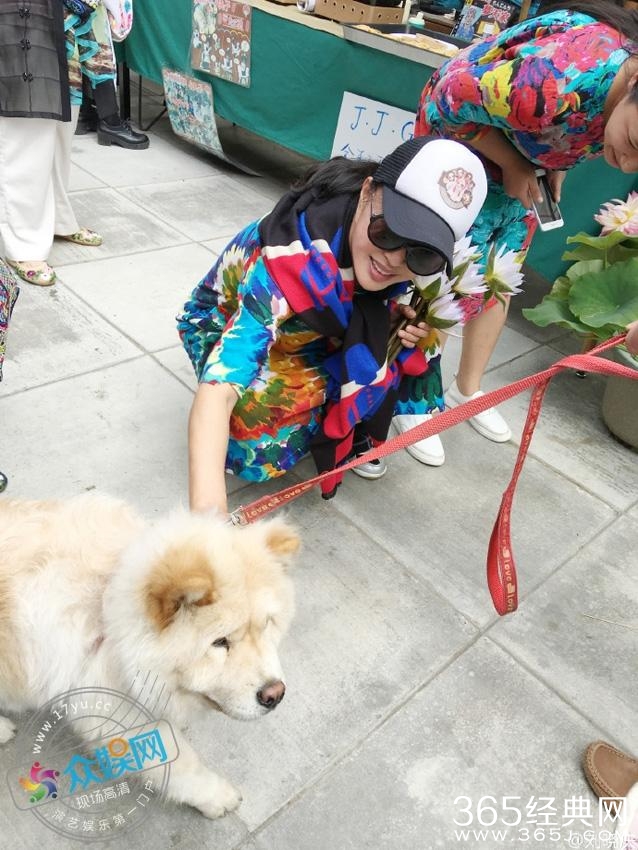 刘晓庆晒早起赶集照片笑容灿烂 与路人亲切合影