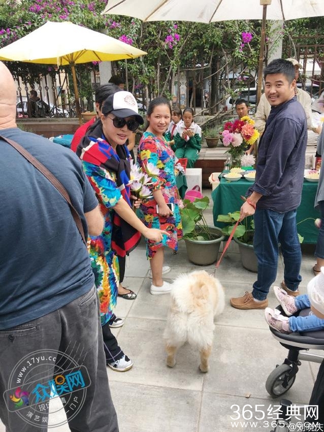 刘晓庆晒早起赶集照片笑容灿烂 与路人亲切合影