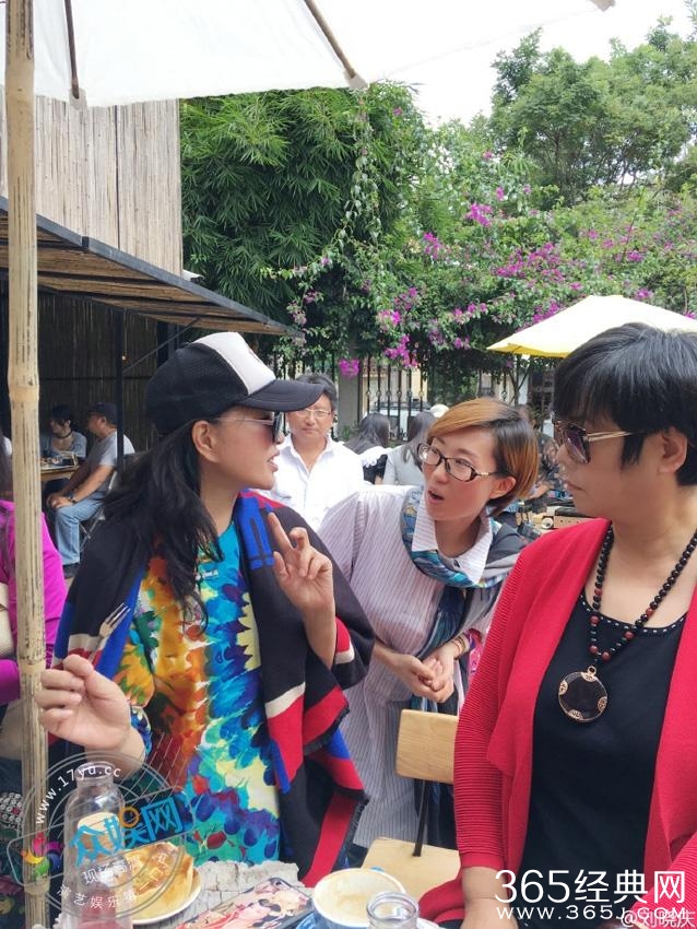 刘晓庆晒早起赶集照片笑容灿烂 与路人亲切合影