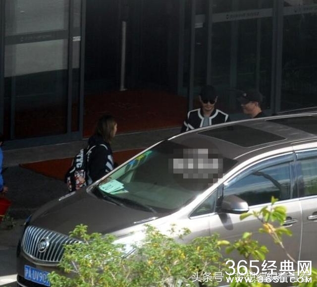 黄晓明满脸胡渣现身 整个人尽显疲惫 停工陪伴baby安胎