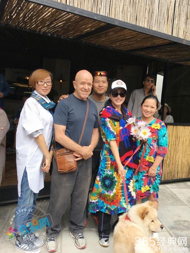 刘晓庆晒早起赶集照片笑容灿烂 与路人亲切合影