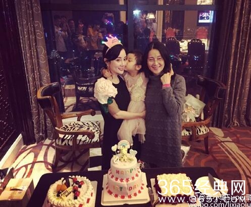 李小璐生日妈妈和女儿陪伴左右  网友：三代都是大美女