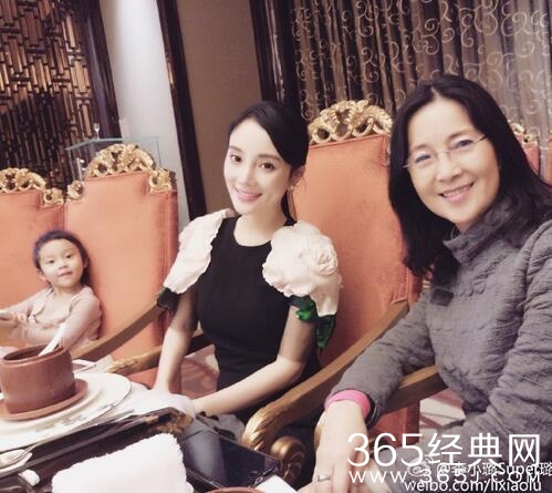 李小璐生日妈妈和女儿陪伴左右  网友：三代都是大美女