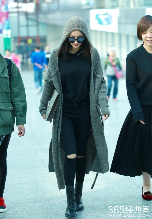 杨幂又出现在机场了，这次一身黑没露腿，没想到裤子却引发关注