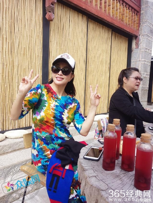 刘晓庆晒早起赶集照片笑容灿烂 与路人亲切合影