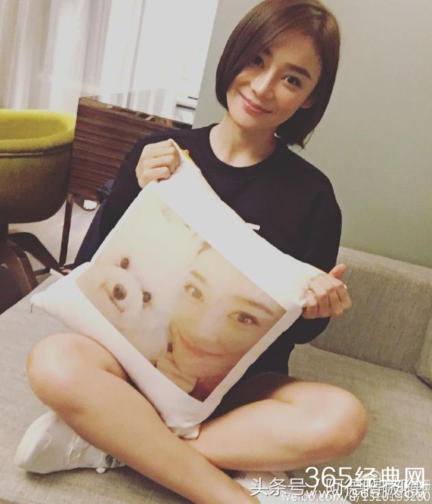 袁姗姗下衣失踪 超短裤大秀诱人美腿