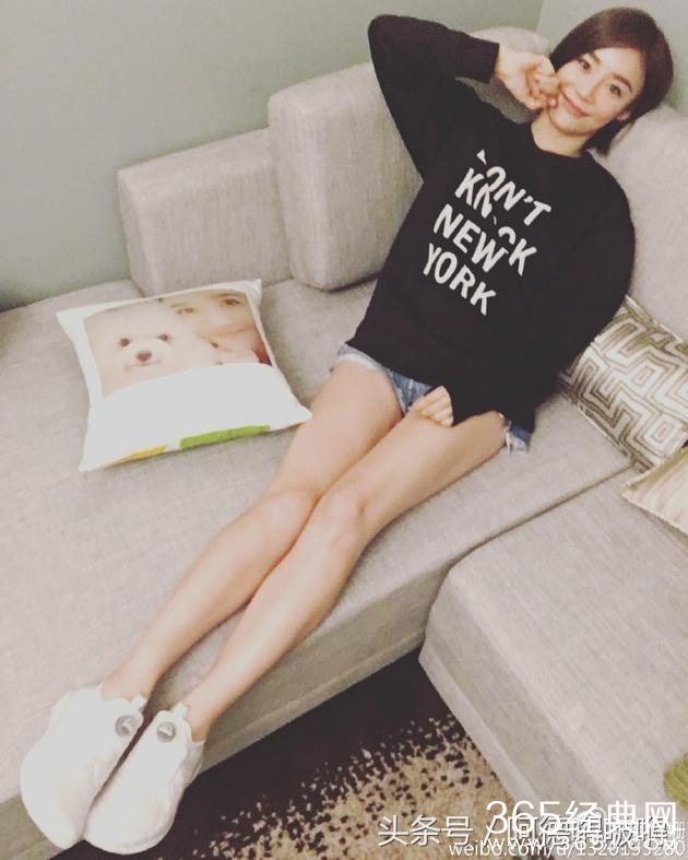 袁姗姗下衣失踪 超短裤大秀诱人美腿