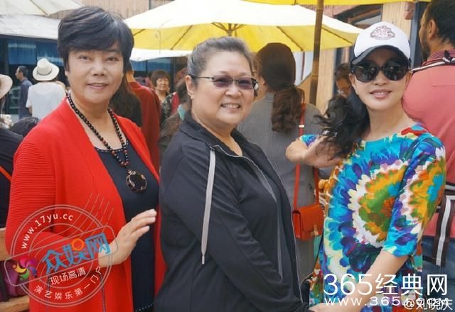 刘晓庆晒早起赶集照片笑容灿烂 与路人亲切合影