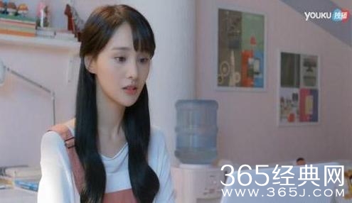 郑爽的大学宿舍装修曝光，网友叹：永远都是别人的宿舍。