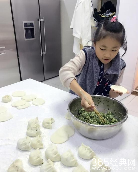 张艺谋小31岁娇妻晒女儿包饺子照 化身小厨神