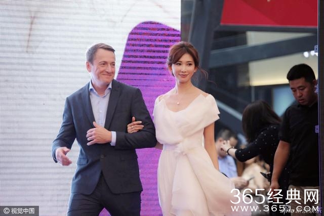 魅力难挡！林志玲挽外籍高层出场美貌引侧目