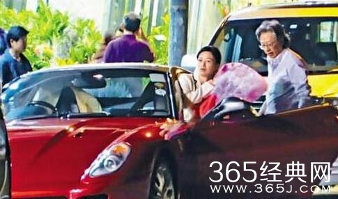 双儿坐法拉利买花 逛了多间花铺谈价才买