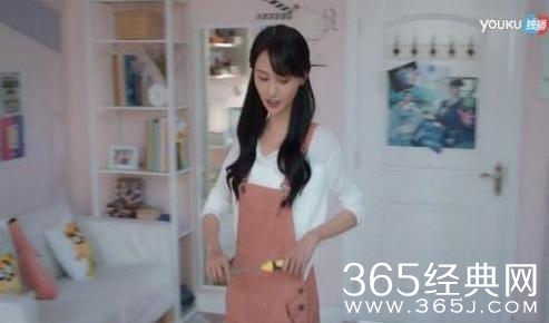 郑爽的大学宿舍装修曝光，网友叹：永远都是别人的宿舍。